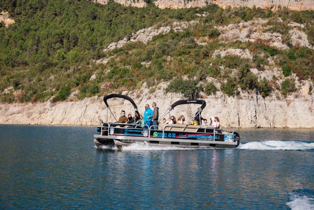 alt="paseo en barco en el Congost de Mont-rebei"